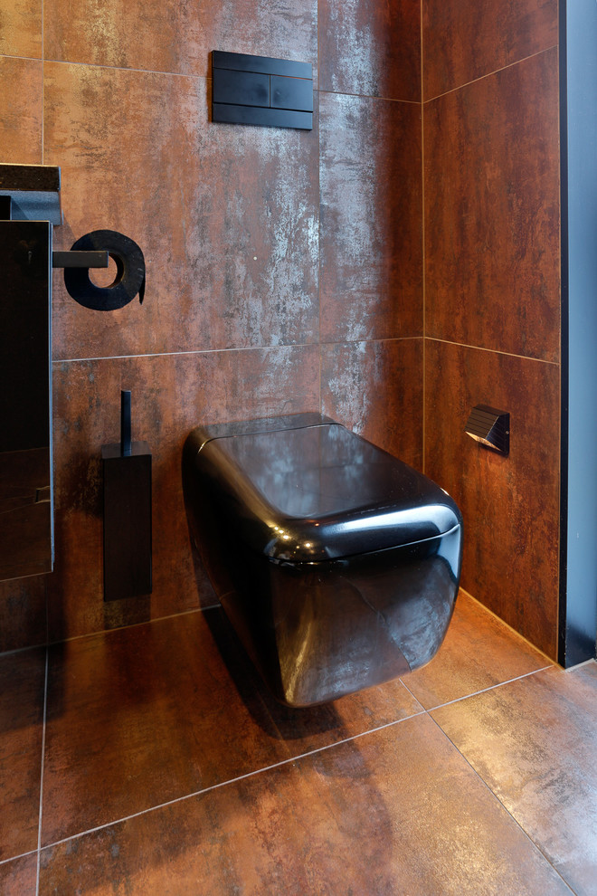 Пример оригинального дизайна: главная ванная комната среднего размера в стиле лофт с инсталляцией, коричневой плиткой, металлической плиткой, коричневыми стенами, черными фасадами, полом из керамогранита и столешницей из гранита