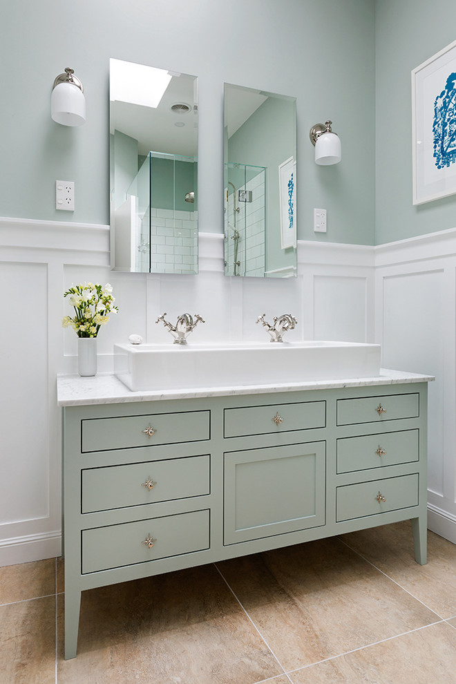 Ejemplo de cuarto de baño clásico renovado con armarios con paneles lisos, puertas de armario verdes, paredes verdes y lavabo de seno grande