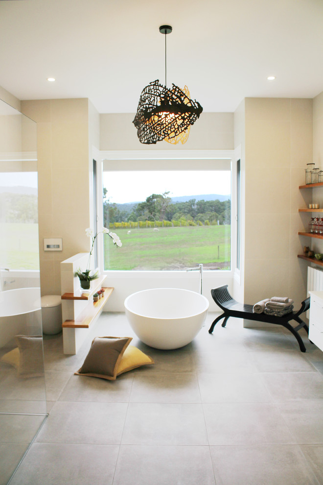 Exempel på ett stort modernt en-suite badrum, med vita skåp, ett fristående badkar, keramikplattor och klinkergolv i keramik