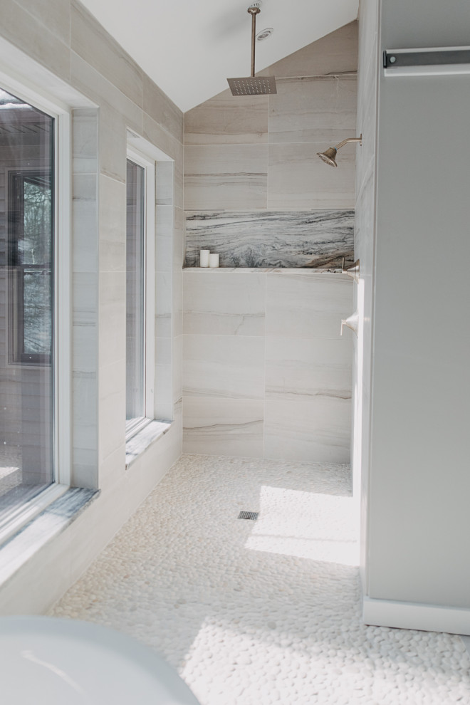 Свежая идея для дизайна: большая главная ванная комната в современном стиле с отдельно стоящей ванной, открытым душем, керамогранитной плиткой, зелеными стенами, полом из галечной плитки, открытым душем и сводчатым потолком - отличное фото интерьера