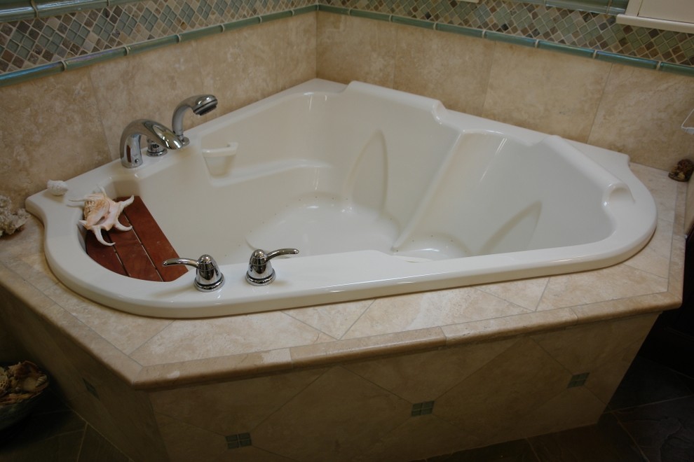 На фото: главная ванная комната среднего размера в морском стиле с открытыми фасадами, синими фасадами, угловой ванной, угловым душем, унитазом-моноблоком, бежевой плиткой, синей плиткой, коричневой плиткой, серой плиткой, разноцветной плиткой, белой плиткой, плиткой мозаикой, бежевыми стенами, полом из керамогранита, раковиной с пьедесталом и стеклянной столешницей