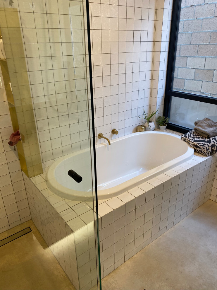Идея дизайна: ванная комната в современном стиле с накладной ванной, угловым душем, белой плиткой, бетонным полом, серым полом, душем с распашными дверями, мраморной столешницей и белой столешницей