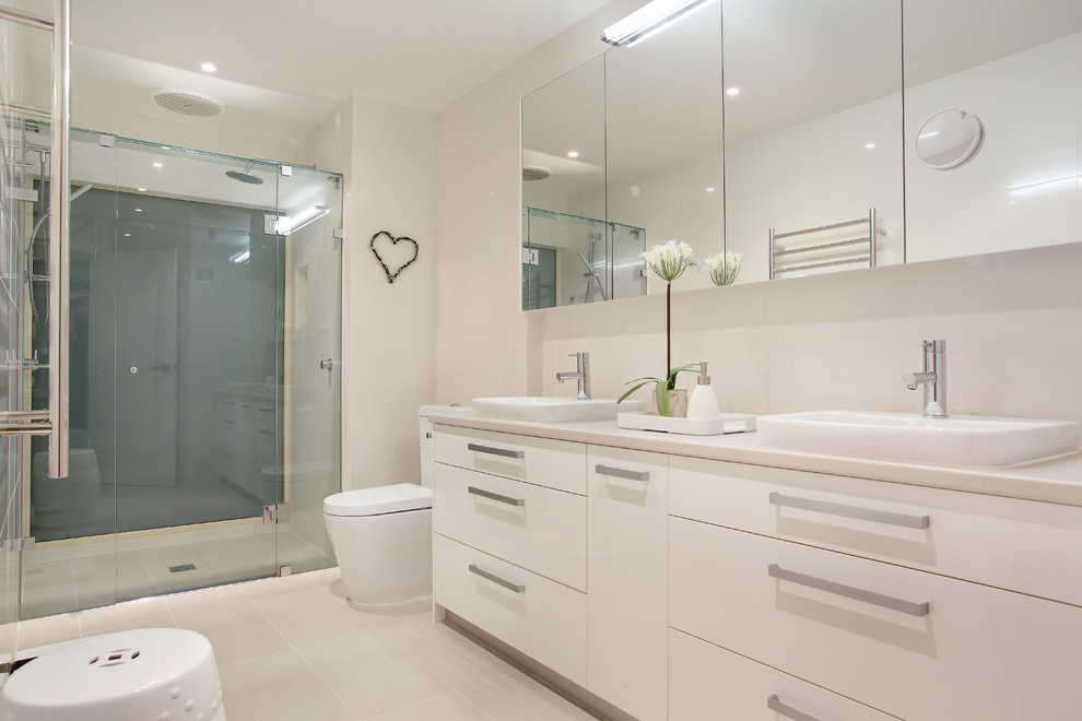 Foto de cuarto de baño contemporáneo con armarios con paneles lisos, puertas de armario blancas, ducha empotrada y lavabo encastrado