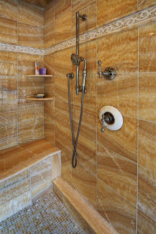 Идея дизайна: большая главная ванная комната в классическом стиле с фасадами островного типа, белыми фасадами, накладной ванной, угловым душем, бежевой плиткой, разноцветной плиткой, оранжевой плиткой, каменной плиткой, бежевыми стенами, мраморным полом, накладной раковиной, столешницей из гранита, бежевым полом и душем с распашными дверями