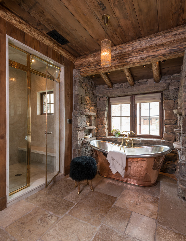 Inspiration för rustika en-suite badrum, med ett fristående badkar, en dusch i en alkov, beiget golv och dusch med gångjärnsdörr