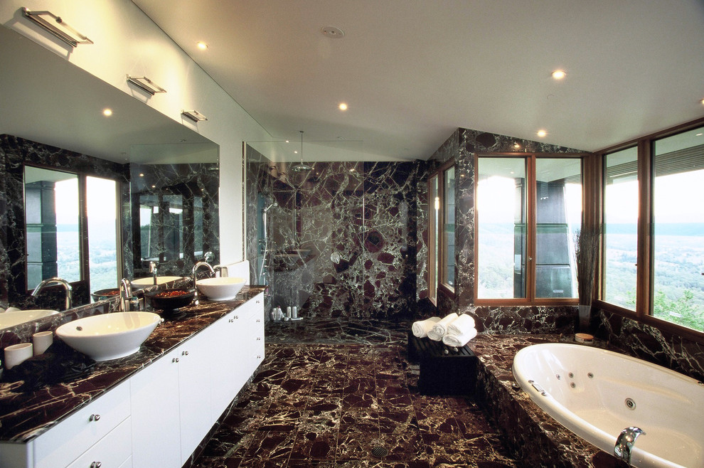Источник вдохновения для домашнего уюта: огромная главная ванная комната в стиле модернизм с плоскими фасадами, белыми фасадами, гидромассажной ванной, душем в нише, разноцветной плиткой, мраморной плиткой, белыми стенами, мраморным полом, настольной раковиной, мраморной столешницей, разноцветным полом и открытым душем