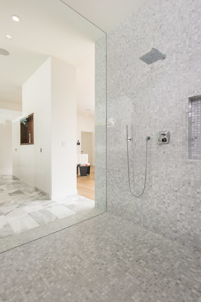 Idées déco pour une très grande salle de bain principale moderne en bois foncé avec un placard à porte plane, une baignoire indépendante, une douche ouverte, WC à poser, un carrelage gris, un carrelage de pierre, un mur blanc, un sol en marbre, un lavabo encastré et un plan de toilette en quartz modifié.