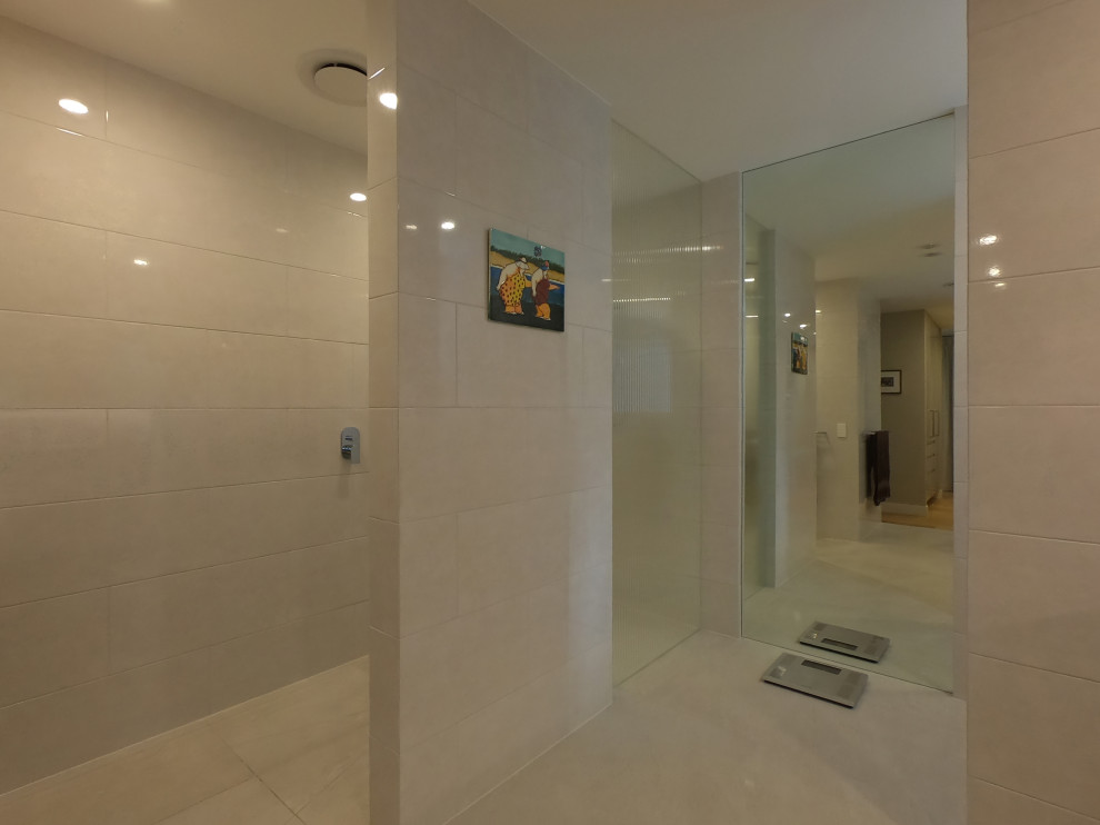 Стильный дизайн: главная ванная комната в стиле модернизм с душем без бортиков, бежевой плиткой, керамогранитной плиткой, полом из керамогранита, бежевым полом и открытым душем - последний тренд