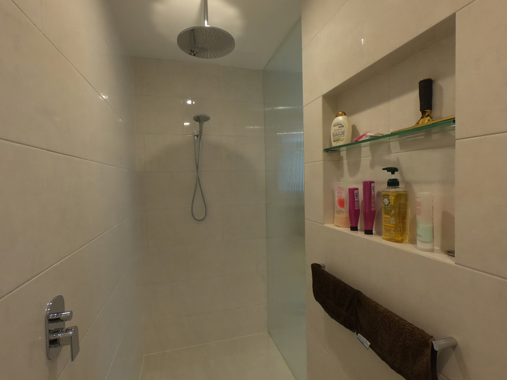 Exempel på ett modernt en-suite badrum, med en kantlös dusch, beige kakel, porslinskakel, klinkergolv i porslin, beiget golv och med dusch som är öppen