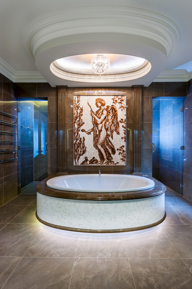 Exempel på ett mellanstort eklektiskt en-suite badrum, med ett undermonterad handfat, luckor med upphöjd panel, vita skåp, marmorbänkskiva, ett undermonterat badkar, en dusch i en alkov, brun kakel, bruna väggar och klinkergolv i porslin