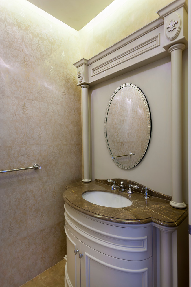 Стильный дизайн: ванная комната среднего размера в классическом стиле с врезной раковиной, фасадами в стиле шейкер, бежевыми фасадами, мраморной столешницей, полновстраиваемой ванной, коричневой плиткой, бежевыми стенами, полом из керамогранита и душевой кабиной - последний тренд