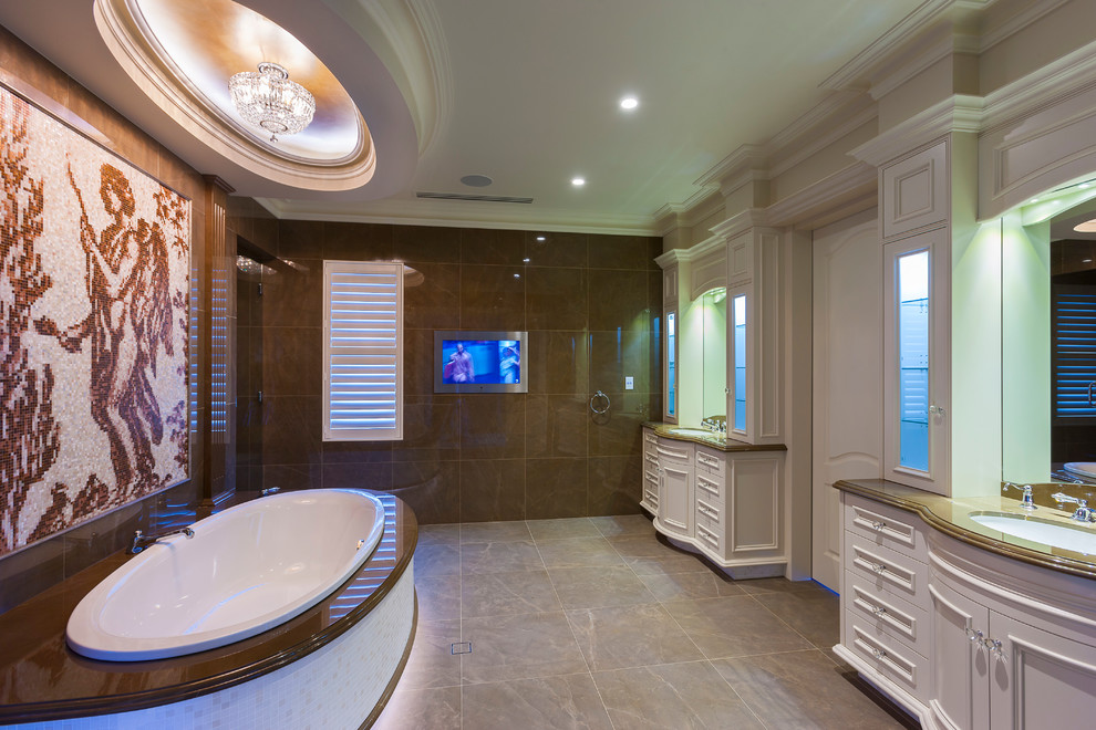 На фото: главная ванная комната среднего размера в классическом стиле с врезной раковиной, фасадами в стиле шейкер, белыми фасадами, мраморной столешницей, полновстраиваемой ванной, душем в нише, коричневой плиткой, коричневыми стенами и полом из керамогранита с