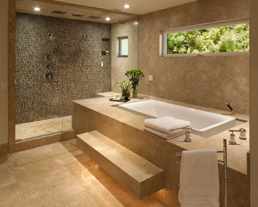 Klassisches Badezimmer En Suite mit Einbaubadewanne, Doppeldusche, Travertinfliesen, brauner Wandfarbe, Travertin, beigem Boden und Falttür-Duschabtrennung in San Diego