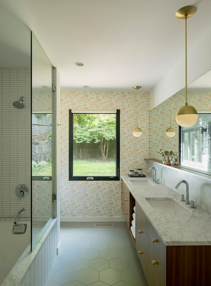 Exempel på ett mellanstort 60 tals grå grått badrum med dusch, med släta luckor, skåp i mörkt trä, ett badkar i en alkov, en dusch/badkar-kombination, vit kakel, porslinskakel, flerfärgade väggar, skiffergolv, ett undermonterad handfat, marmorbänkskiva, grått golv och med dusch som är öppen