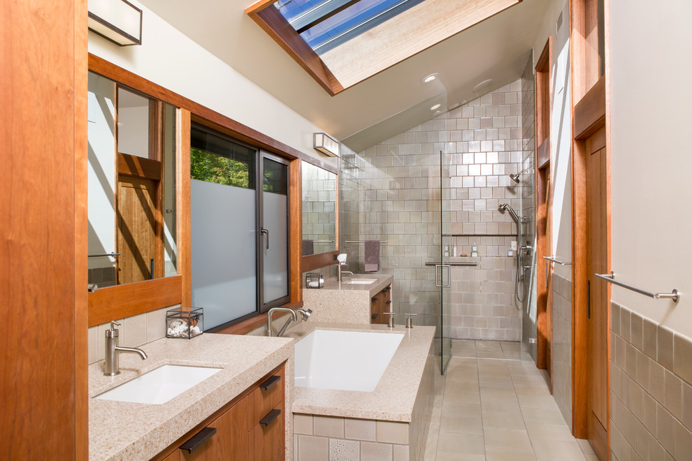 Свежая идея для дизайна: огромная ванная комната в современном стиле с плоскими фасадами, серой плиткой, керамической плиткой, полом из керамической плитки, накладной раковиной и душем с распашными дверями - отличное фото интерьера