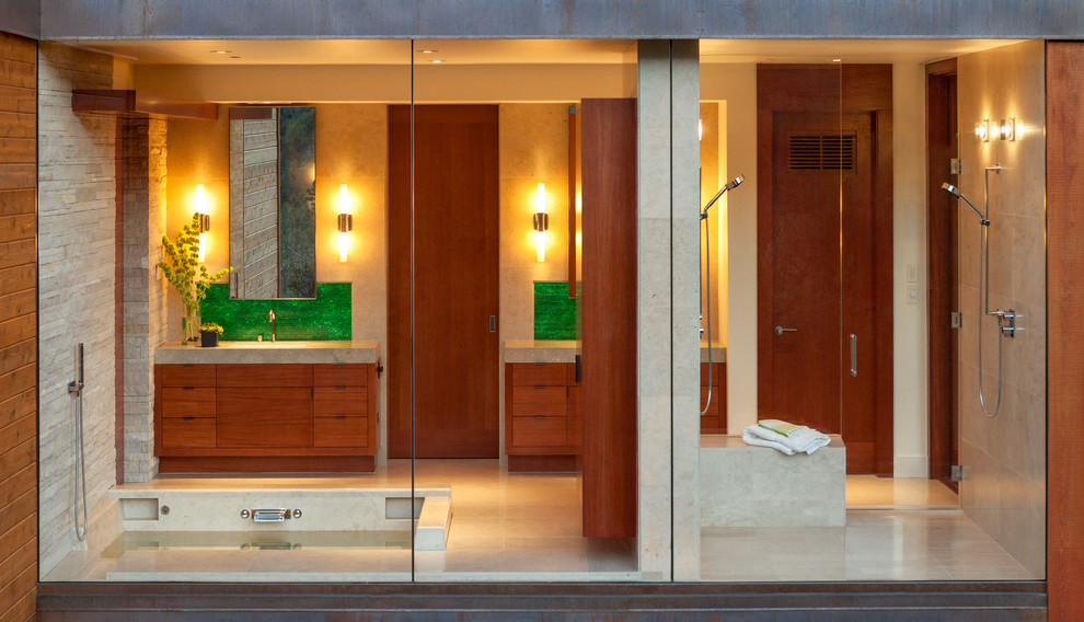 Свежая идея для дизайна: большая главная ванная комната в современном стиле с плоскими фасадами, фасадами цвета дерева среднего тона, японской ванной, двойным душем, бежевой плиткой, врезной раковиной, столешницей из известняка, раздельным унитазом, плиткой из листового камня, бежевыми стенами и полом из известняка - отличное фото интерьера