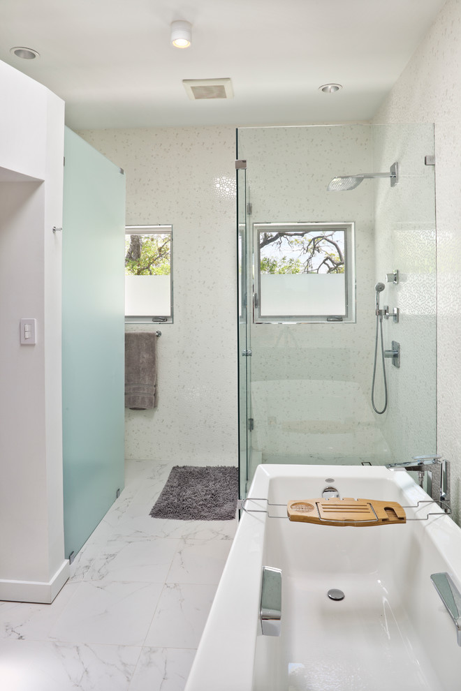 Пример оригинального дизайна: ванная комната в современном стиле с отдельно стоящей ванной