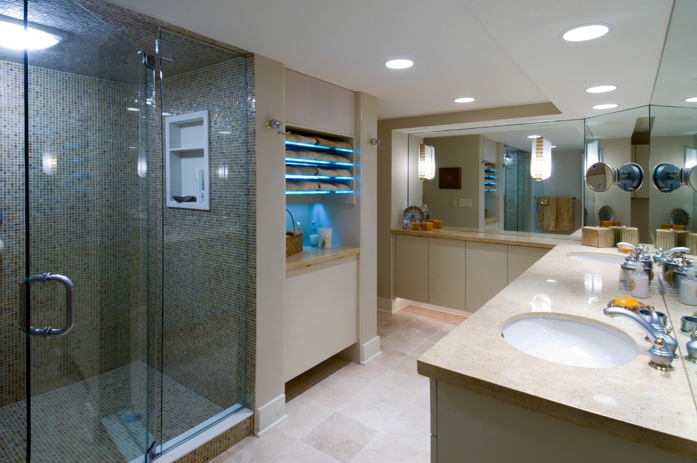 Ispirazione per una stanza da bagno padronale minimal di medie dimensioni con lavabo sottopiano, ante lisce, ante beige, doccia alcova, pareti beige, piastrelle blu, piastrelle di vetro, pavimento beige e porta doccia a battente