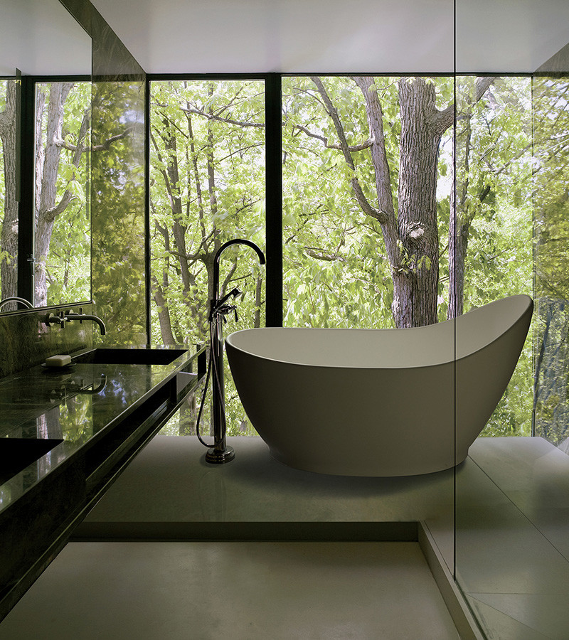 Modern inredning av ett mellanstort en-suite badrum, med ett undermonterad handfat, öppna hyllor, svarta skåp, granitbänkskiva, ett fristående badkar, en öppen dusch, vit kakel, porslinskakel, svarta väggar och klinkergolv i porslin