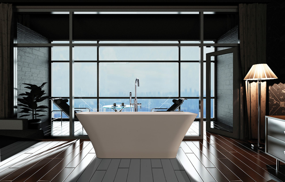 На фото: большая главная ванная комната в стиле лофт с отдельно стоящей ванной, черными стенами и темным паркетным полом с