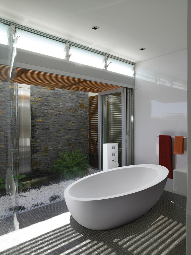 Пример оригинального дизайна: ванная комната в современном стиле с отдельно стоящей ванной, открытым душем, белой плиткой, керамогранитной плиткой, белыми стенами и полом из керамической плитки