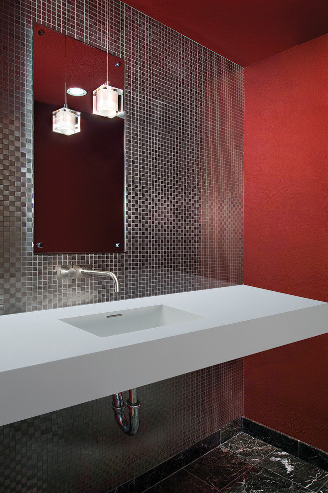 Foto di una stanza da bagno con doccia design di medie dimensioni con piastrelle grigie, piastrelle in metallo, pareti rosse, pavimento in marmo, lavabo integrato, top in quarzo composito e pavimento nero
