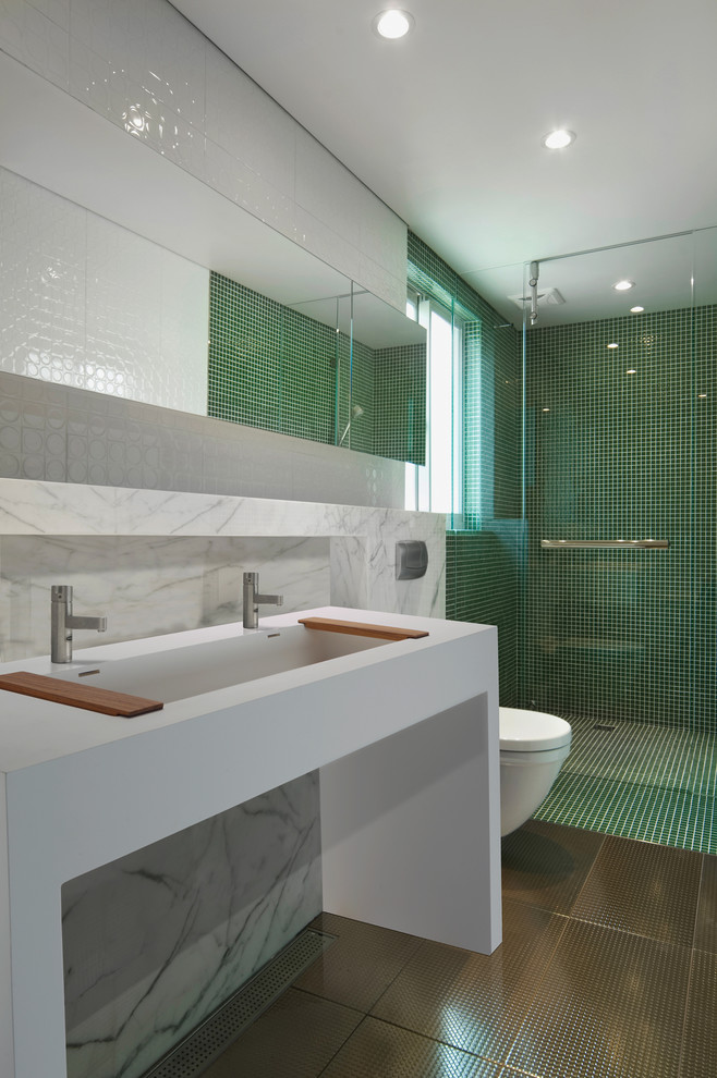 Ejemplo de cuarto de baño principal contemporáneo grande con ducha abierta, sanitario de una pieza, baldosas y/o azulejos verdes, baldosas y/o azulejos en mosaico, paredes blancas, suelo de baldosas de cerámica, lavabo de seno grande y encimera de cuarcita