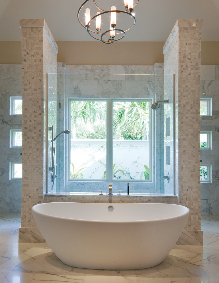 Ejemplo de cuarto de baño principal clásico renovado grande con bañera exenta, ducha doble, baldosas y/o azulejos beige, baldosas y/o azulejos de piedra, paredes beige y suelo de mármol