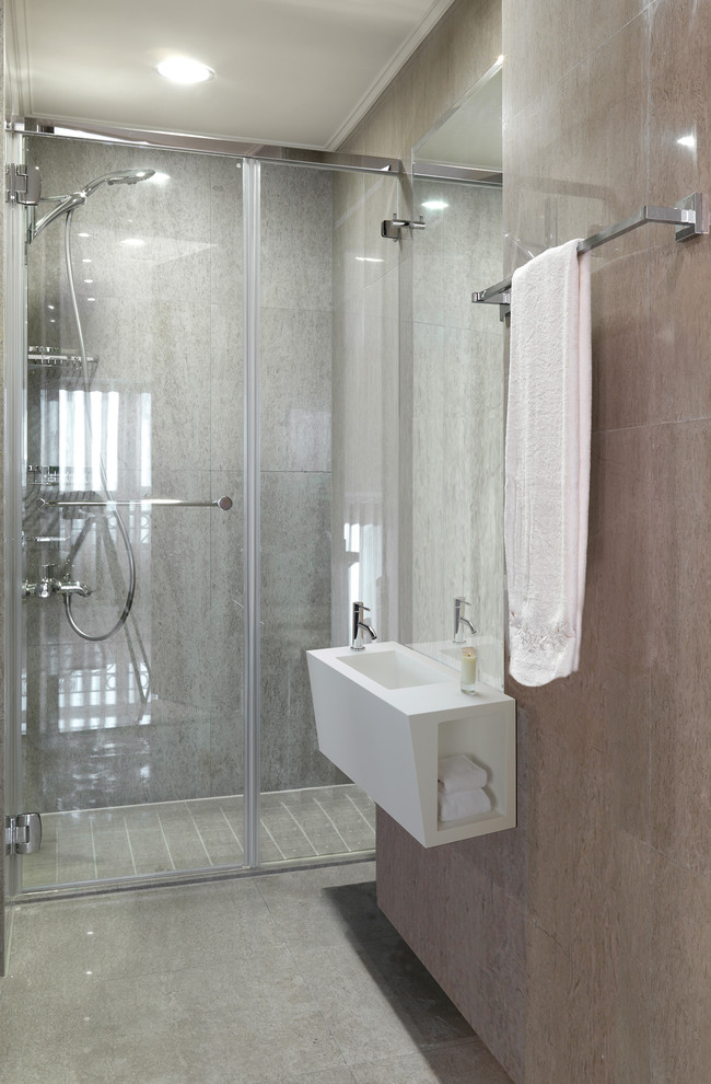Inspiration för mellanstora moderna badrum med dusch, med släta luckor, vita skåp, en dusch i en alkov, beige kakel, stenhäll, beige väggar, klinkergolv i keramik, ett integrerad handfat, beiget golv och dusch med gångjärnsdörr