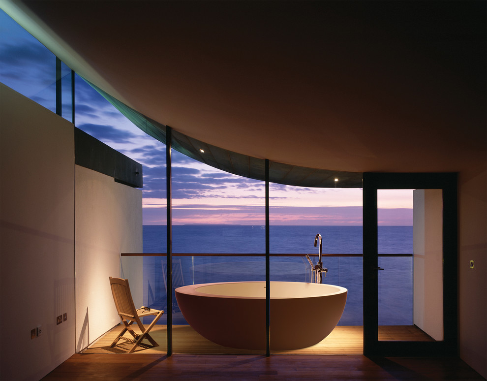 Idéer för stora funkis en-suite badrum, med ett fristående badkar, ljust trägolv och brunt golv