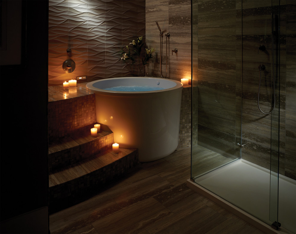Идея дизайна: большая главная ванная комната в современном стиле с отдельно стоящей ванной, двойным душем, серыми стенами и серой плиткой