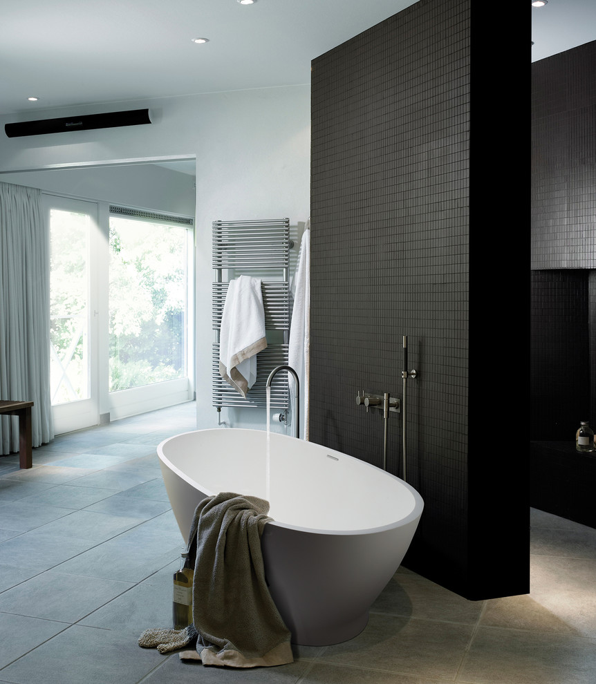 Идея дизайна: большая главная ванная комната в современном стиле с отдельно стоящей ванной, открытым душем и бетонным полом