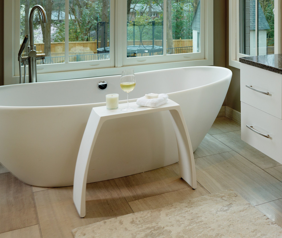Badezimmer mit weißen Schränken, freistehender Badewanne und brauner Wandfarbe in Sonstige