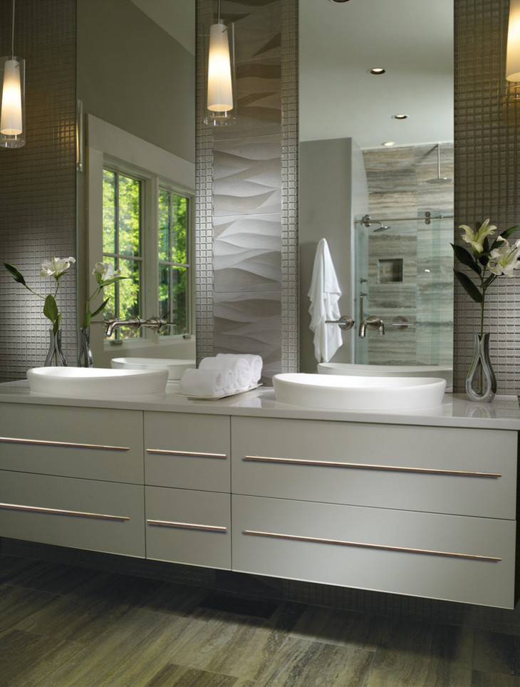 Ejemplo de cuarto de baño principal moderno de tamaño medio con armarios con paneles lisos, puertas de armario blancas, sanitario de una pieza, paredes blancas, suelo de madera oscura y lavabo sobreencimera