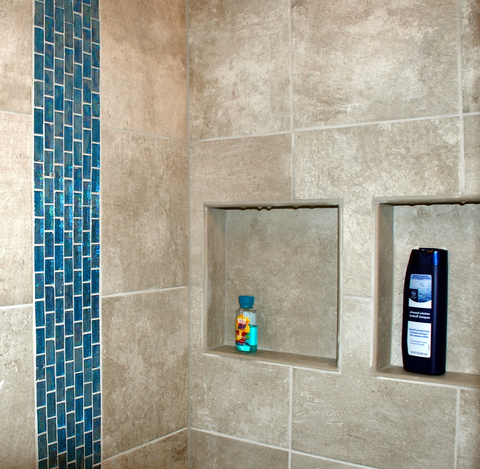 Esempio di una stanza da bagno per bambini bohémian di medie dimensioni con lavabo integrato, ante con bugna sagomata, ante in legno bruno, top in marmo, doccia alcova, WC a due pezzi, piastrelle verdi, piastrelle di vetro, pareti blu e pavimento in gres porcellanato