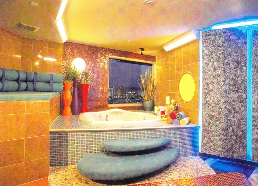 На фото: большая главная ванная комната в стиле модернизм с накладной ванной, разноцветной плиткой, стеклянной плиткой, разноцветными стенами и полом из мозаичной плитки
