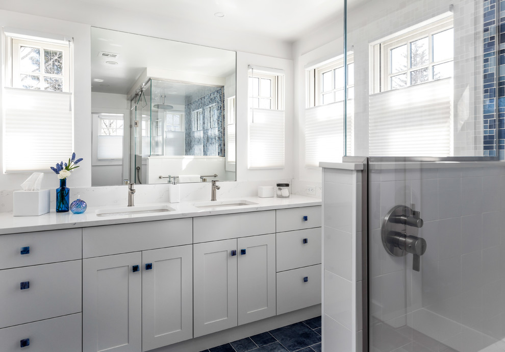 Пример оригинального дизайна: ванная комната в стиле модернизм с фасадами с утопленной филенкой, полом из керамической плитки и синим полом