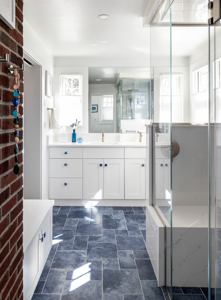 Foto på ett funkis badrum, med luckor med infälld panel, klinkergolv i keramik och blått golv