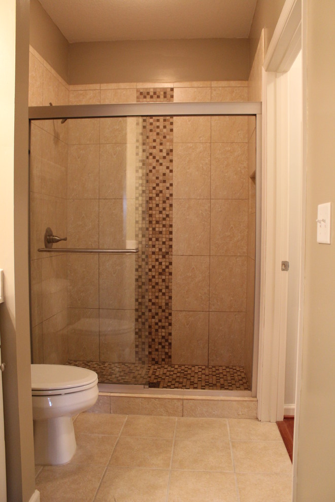 Idee per una stanza da bagno contemporanea di medie dimensioni con doccia alcova, piastrelle beige, piastrelle in ceramica, pareti beige e pavimento con piastrelle in ceramica