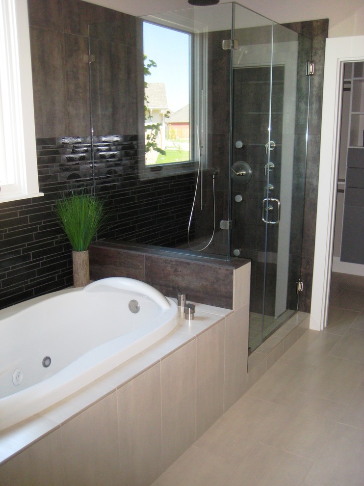Источник вдохновения для домашнего уюта: ванная комната в современном стиле с накладной ванной, душем в нише и керамической плиткой