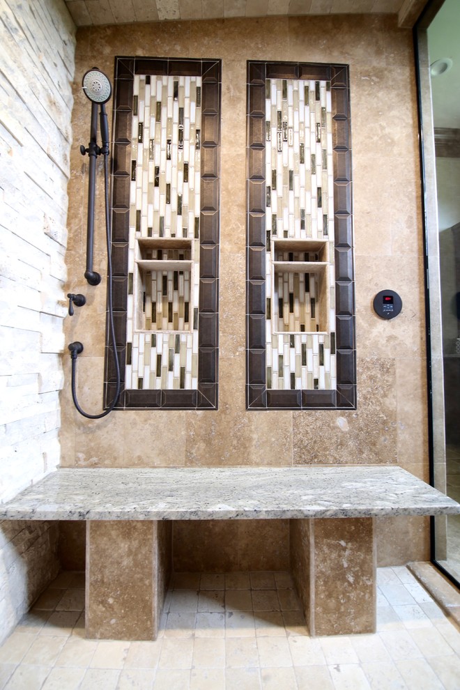 На фото: большая главная ванная комната в стиле рустика с фасадами в стиле шейкер, темными деревянными фасадами, полом из травертина, врезной раковиной, столешницей из гранита и душем в нише
