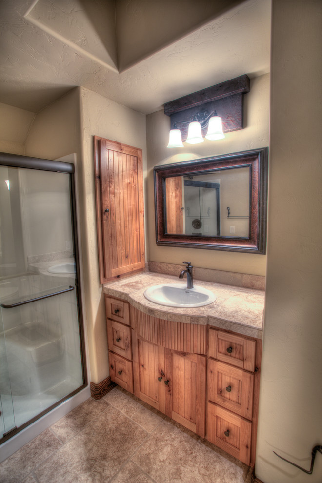 Esempio di una stanza da bagno con doccia country di medie dimensioni con lavabo da incasso, ante a filo, ante in legno chiaro, top piastrellato, piastrelle multicolore e pareti beige