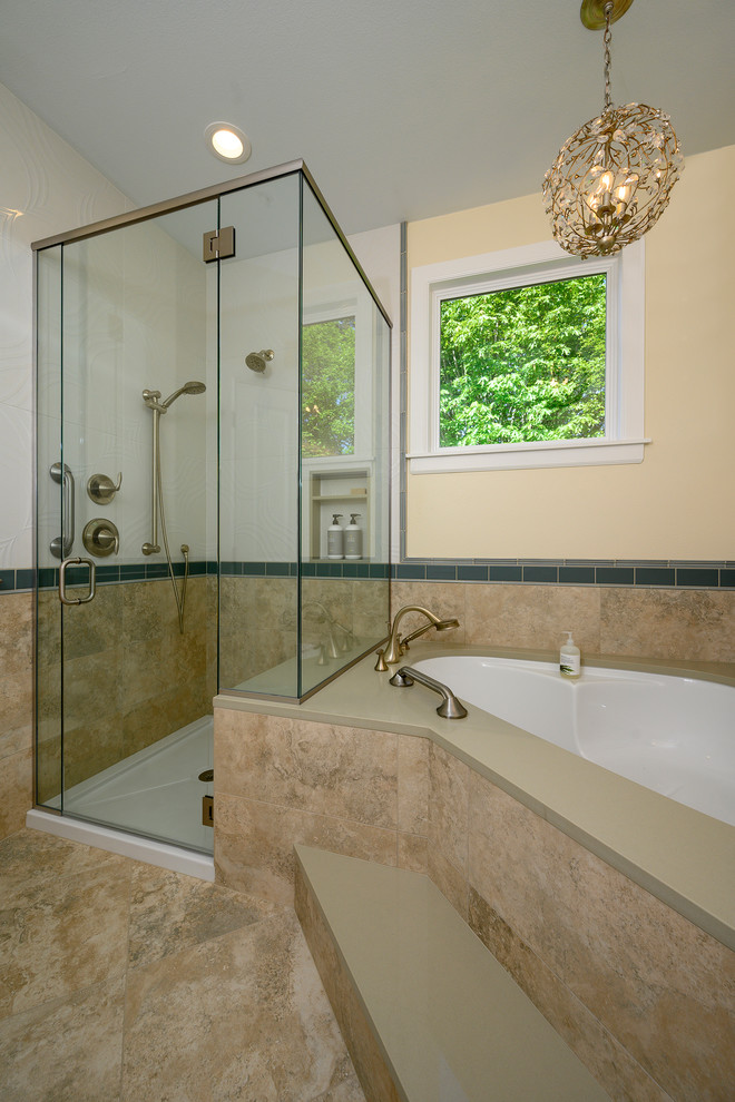 Пример оригинального дизайна: главная ванная комната среднего размера в морском стиле с фасадами в стиле шейкер, бежевыми фасадами, угловой ванной, угловым душем, бежевой плиткой, керамогранитной плиткой, бежевыми стенами, полом из керамогранита, монолитной раковиной, столешницей из искусственного кварца, бежевым полом, душем с распашными дверями и бежевой столешницей