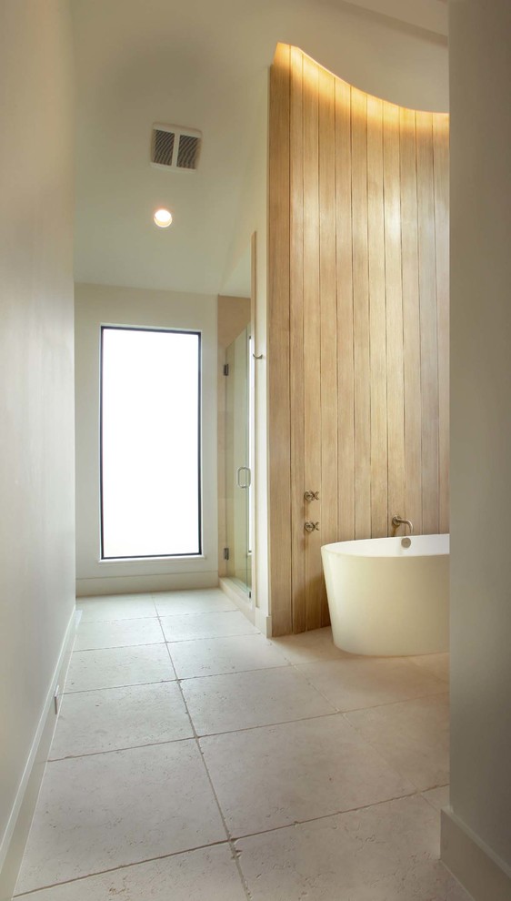 Идея дизайна: большая главная ванная комната в стиле неоклассика (современная классика) с отдельно стоящей ванной, двойным душем, бежевой плиткой, каменной плиткой, бежевыми стенами и полом из травертина