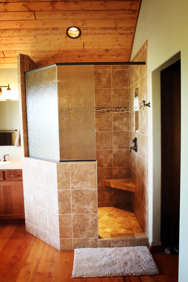 Imagen de cuarto de baño rústico con ducha esquinera
