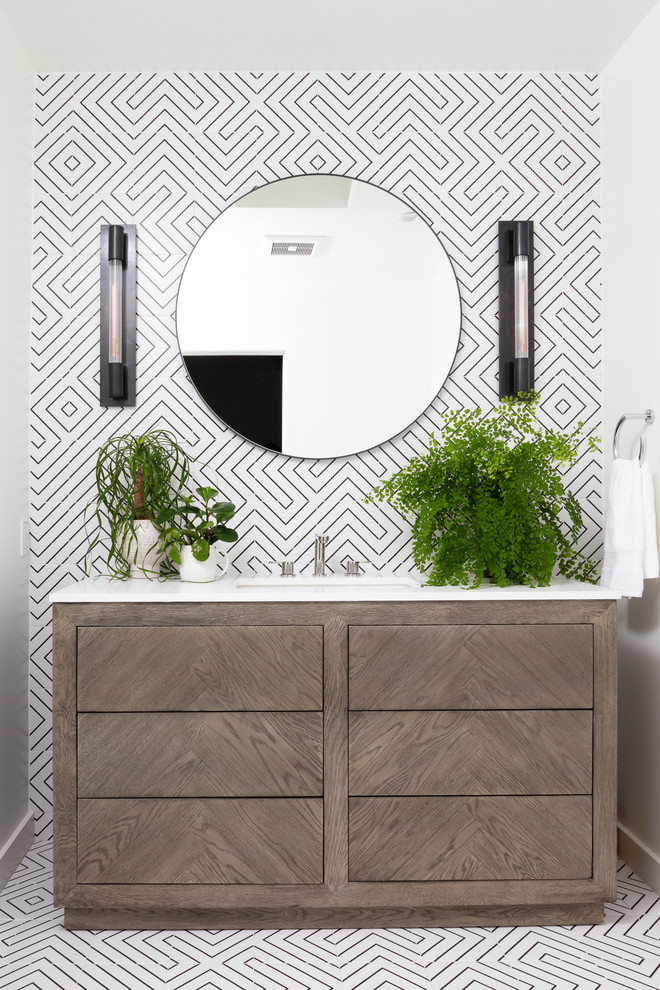 Пример оригинального дизайна: ванная комната в современном стиле с плоскими фасадами, темными деревянными фасадами, разноцветной плиткой, разноцветными стенами, врезной раковиной, разноцветным полом и белой столешницей