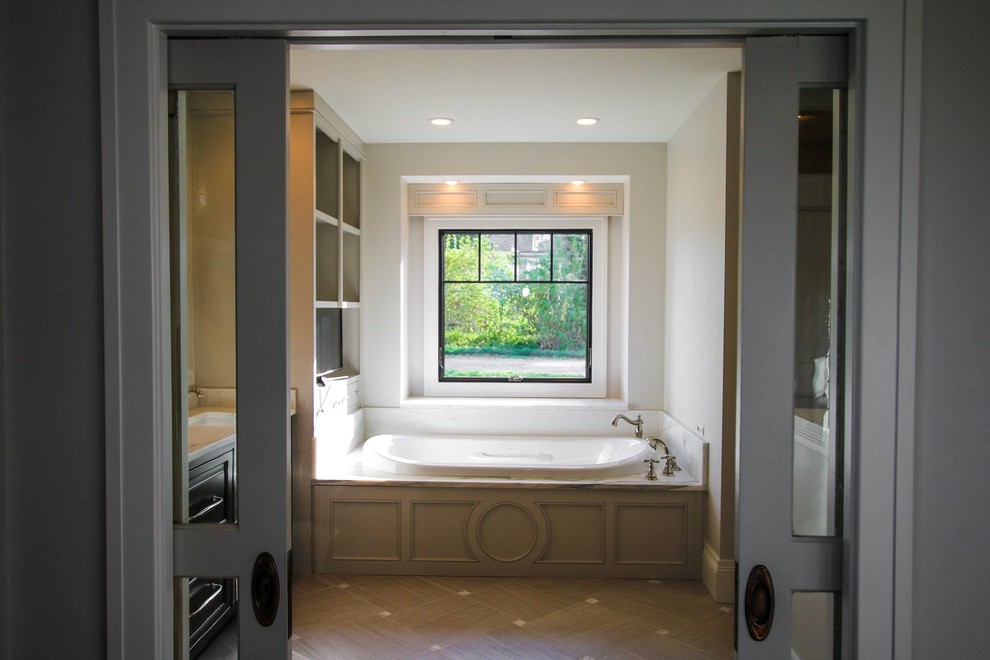 Exempel på ett mellanstort lantligt en-suite badrum, med luckor med infälld panel, skåp i mörkt trä, klinkergolv i keramik, bänkskiva i kvarts och med dusch som är öppen