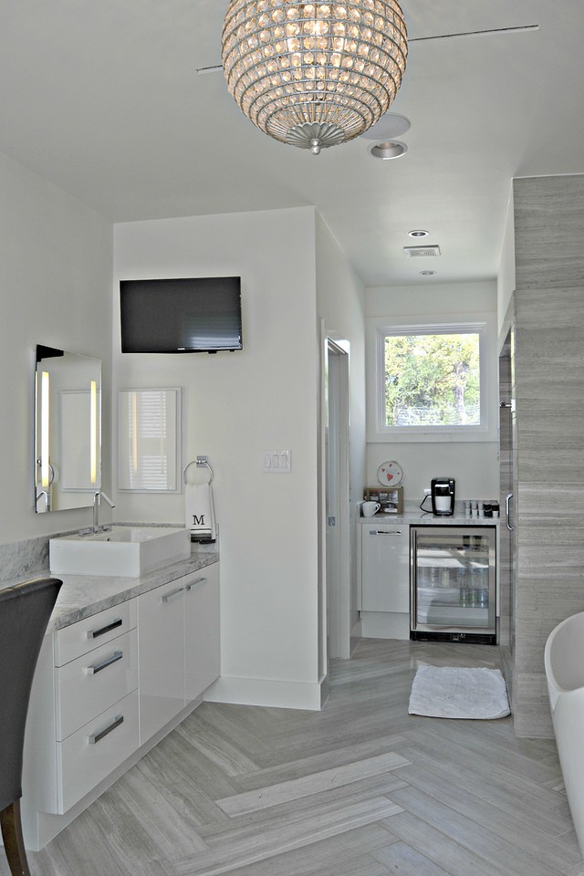 Immagine di una grande stanza da bagno padronale classica con ante lisce, ante bianche, top in marmo, piastrelle in gres porcellanato e pistrelle in bianco e nero
