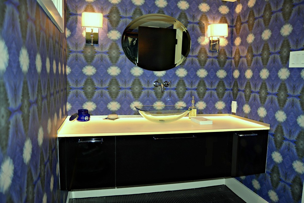 Esempio di una piccola sauna tradizionale con ante lisce, piastrelle in gres porcellanato, ante in legno bruno, pareti blu, parquet scuro e lavabo a bacinella