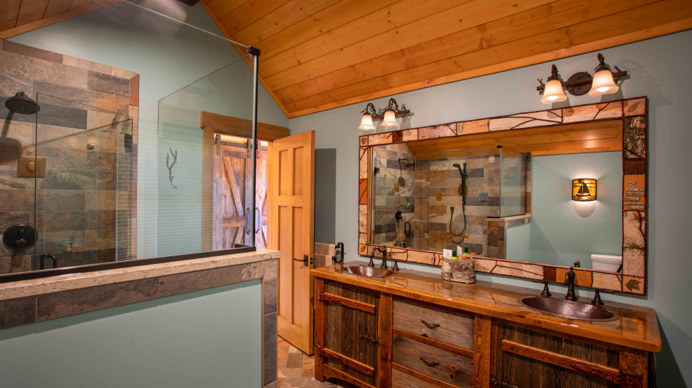 Идея дизайна: большая главная ванная комната в стиле рустика с коричневыми фасадами, унитазом-моноблоком, синими стенами, полом из керамогранита, врезной раковиной, столешницей из дерева, разноцветным полом, душем с распашными дверями, коричневой столешницей, тумбой под две раковины и напольной тумбой